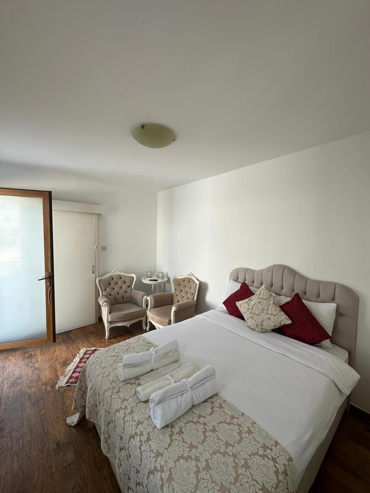 Lord'S Residence Boutique Hotel ไคริเนีย ภายนอก รูปภาพ