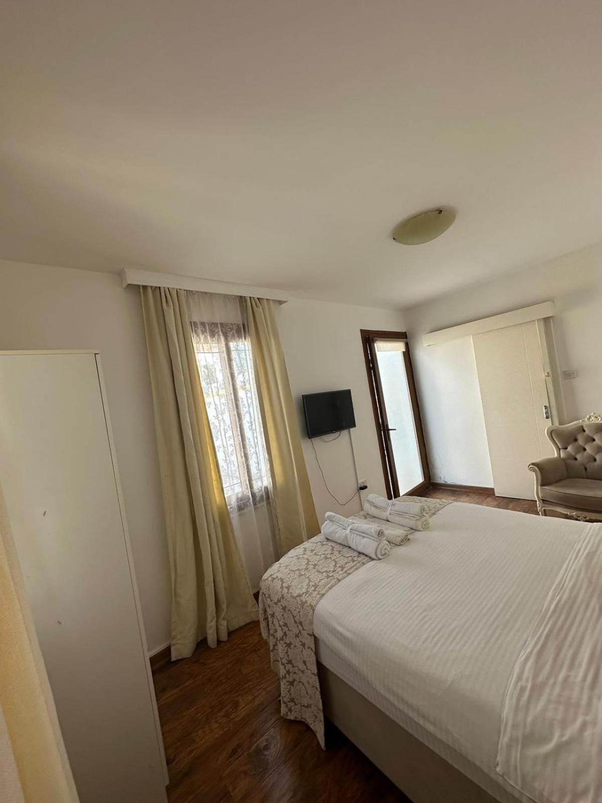 Lord'S Residence Boutique Hotel ไคริเนีย ภายนอก รูปภาพ