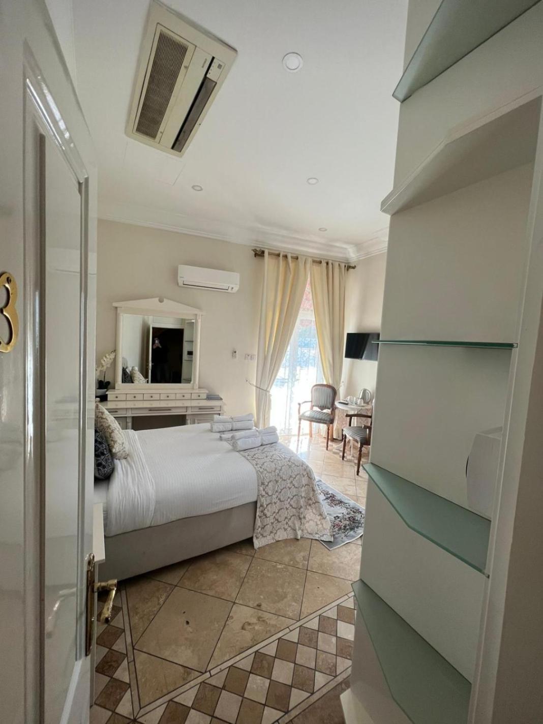 Lord'S Residence Boutique Hotel ไคริเนีย ภายนอก รูปภาพ